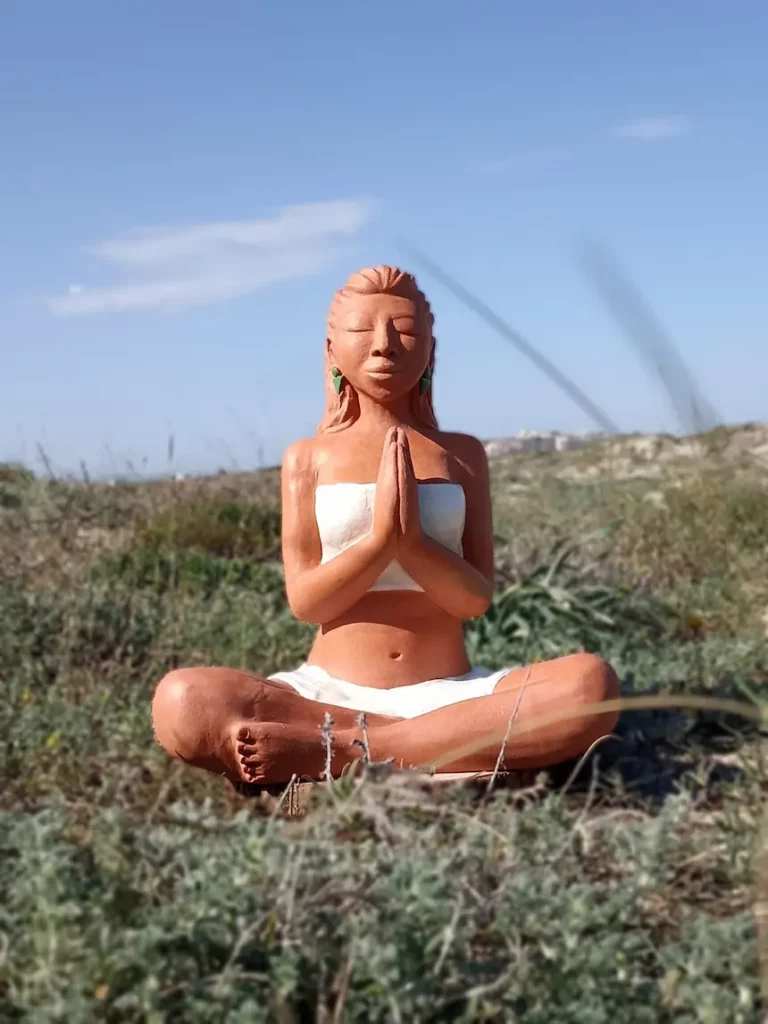 Aponi Sculpture du F&eacute;minin Sacr&eacute;