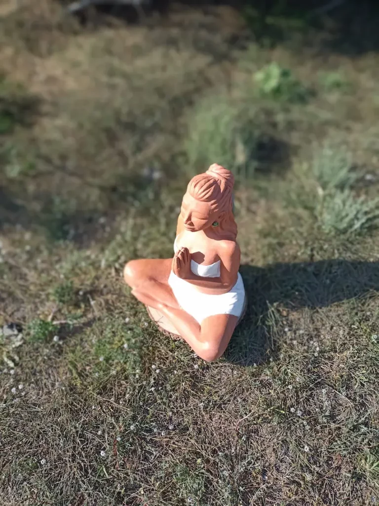 Aponi Sculpture du F&eacute;minin Sacr&eacute;